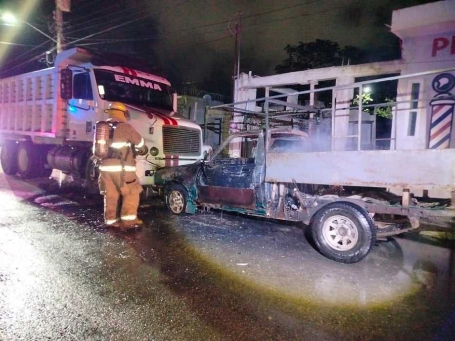 Pelea a golpes con su hermano, pierde y le quema su camioneta