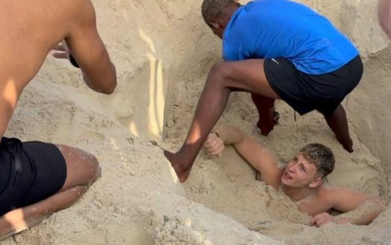 Rescatan a turista que se enterró solo en la playa de Copacabana