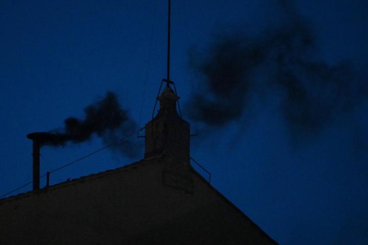 Humo negro en la primera votación para elegir al nuevo Papa