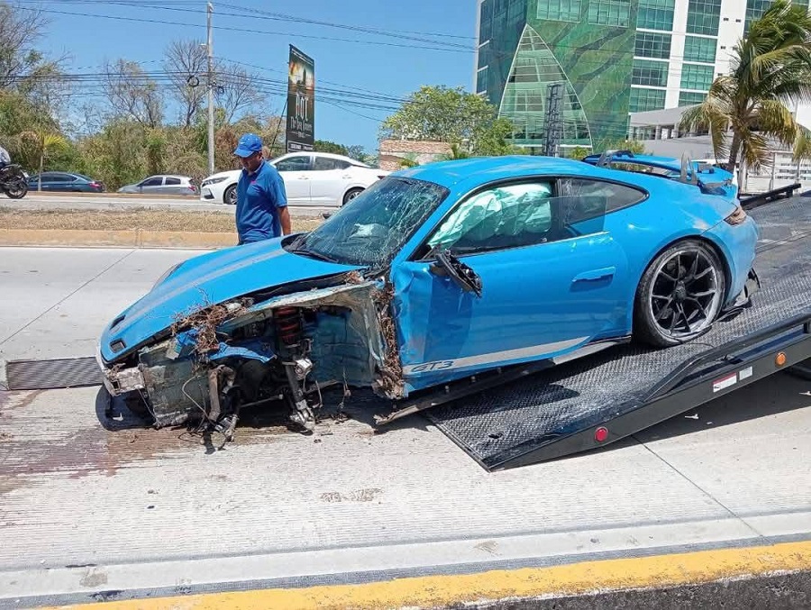 Mecánico de Cancún destruye auto valuado en más de 4 millones de pesos