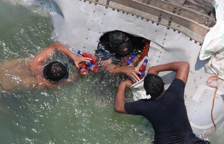 Cae tráiler a un río en Tabasco: la gente saquea sin importar que el chófer había muerto