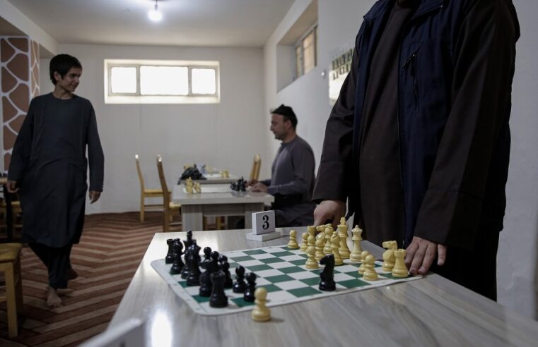 Talibanes prohíben el ajedrez en Afganistán por objeciones religiosas