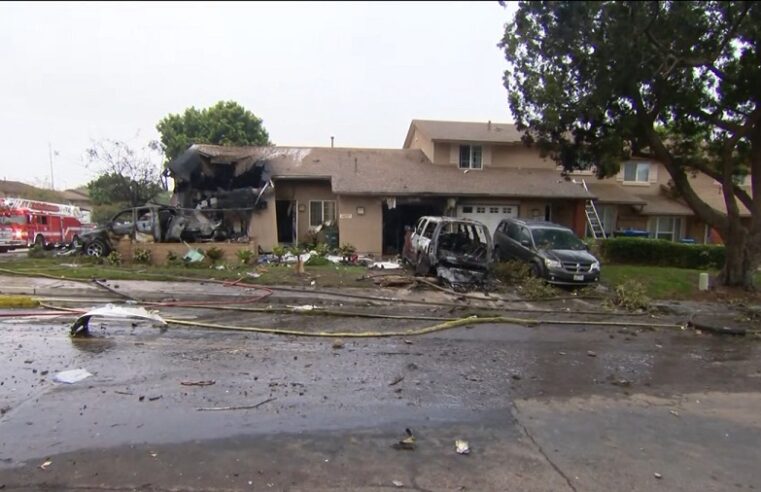 Cae un avión sobre varias casas en San Diego: dos fallecidos