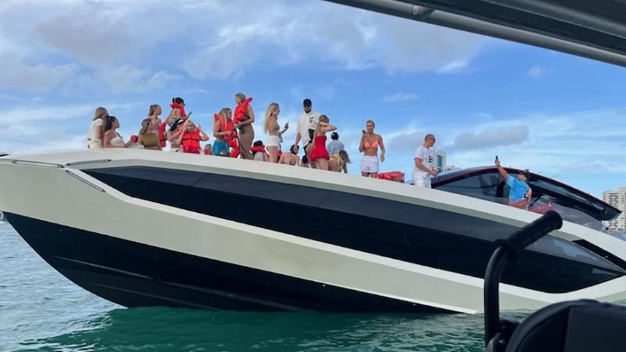 Yate Lamborghini se hunde en Miami con 32 personas a bordo