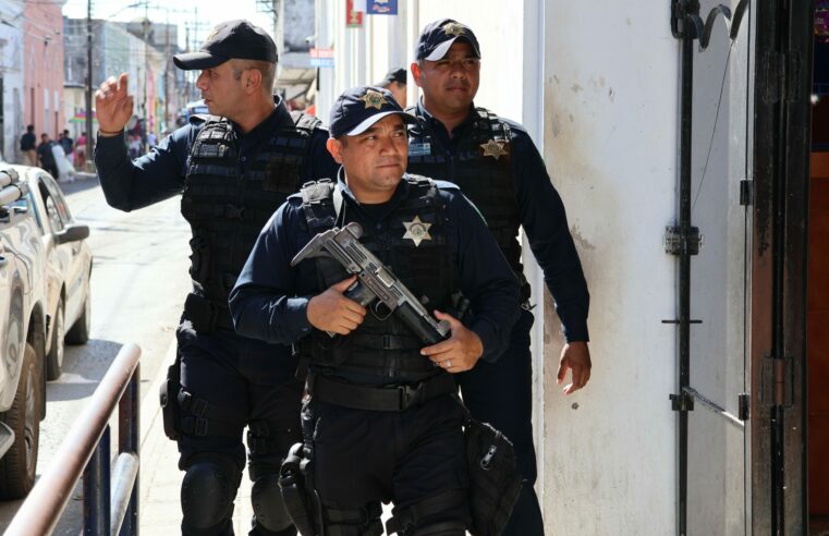 Policía de Mérida interviene en pleito frente a Palacio de Gobierno: tres detenidos