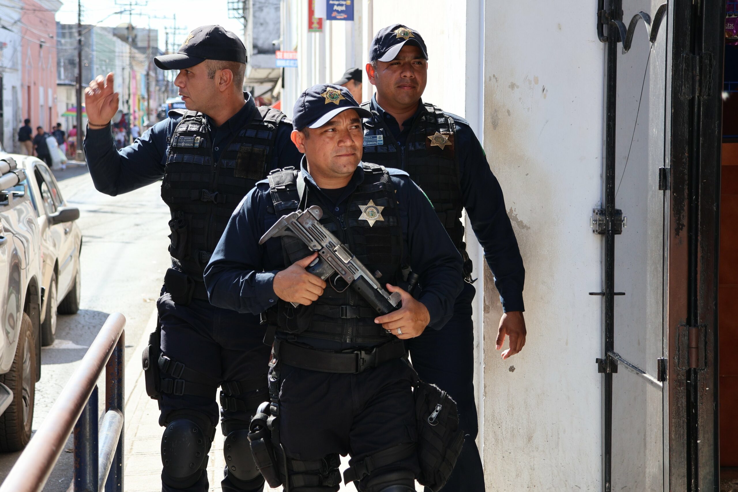 Policía de Mérida interviene en pleito frente a Palacio de Gobierno: tres detenidos