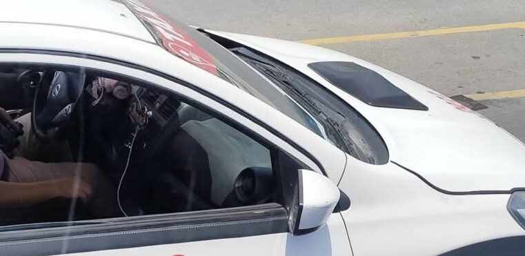 Graciosito, se paseaba por la avenida Quetzalcóatl con una pistola.. de juguete