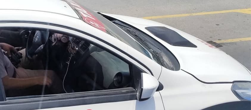 Graciosito, se paseaba por la avenida Quetzalcóatl con una pistola.. de juguete