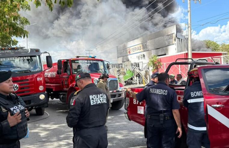 Macro incendoo en una bodega de plásticos en Mérida deja dos heridos y cuantiosas perdidas