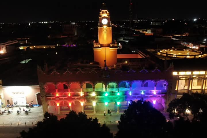 Palacio Municipal de Mérida se ilumina de diversidad