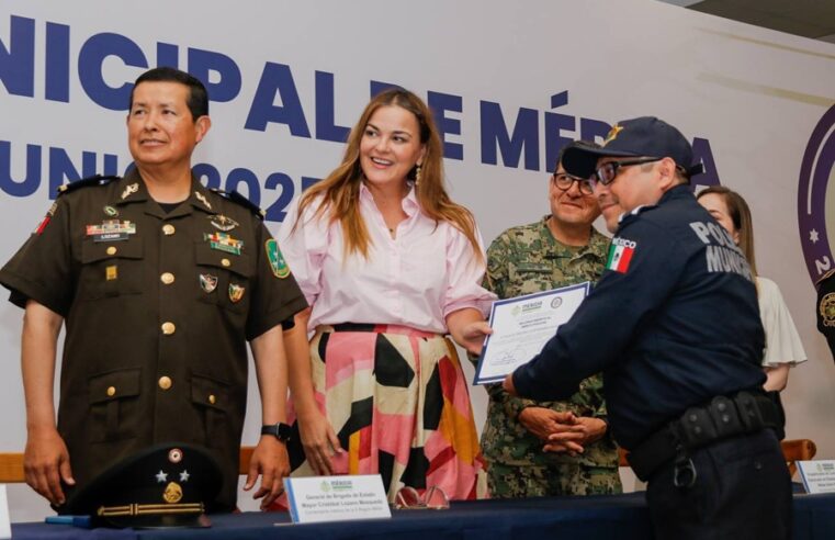 Cecilia Patrón reconoce 22 años de labor de la Policía Municipal de Mérida