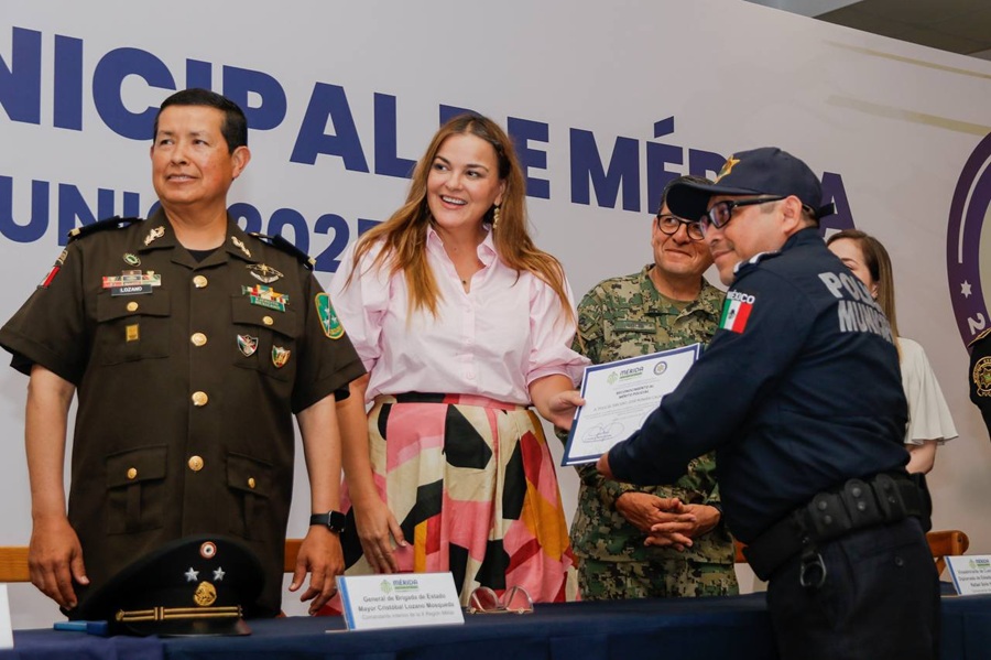 Cecilia Patrón reconoce 22 años de labor de la Policía Municipal de Mérida