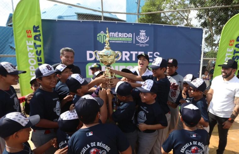 Reconoce Cecilia Patrón a familias participantes de la Liga Meridana de Béisbol