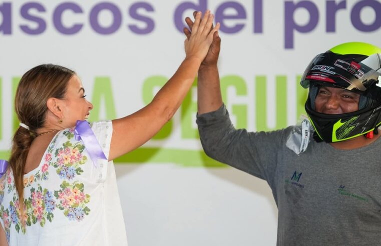 Cecilia Patrón entrega cascos a trabajadores meridanos de plataformas digitales