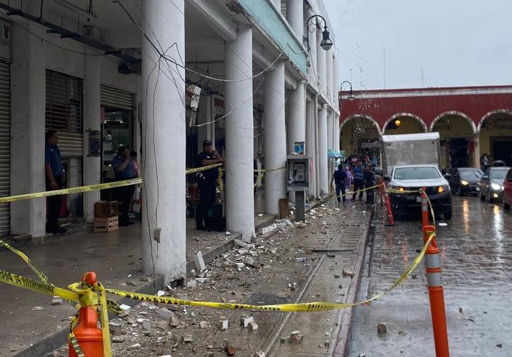 Cae parte de la cornisa en el mercado Lucas de Gálvez