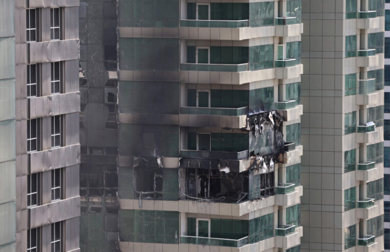 Desalojan a 3 mil 800 personas por el incendio de un edificio de 67 pisos en Dubai