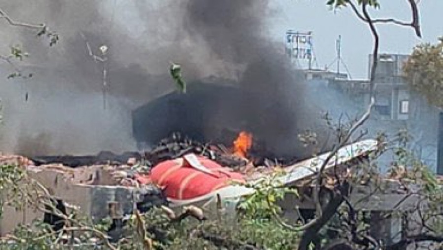 Un avión se estrella en la India poco después del despegue