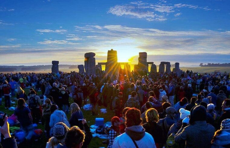 Miles se recargan de energía en monumento megalítico de Stonehenge