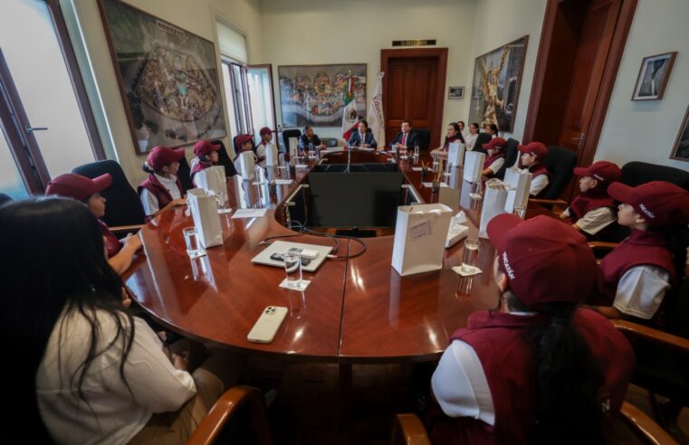 Reconocen a estudiantes yucatecos por su excelencia académica* 