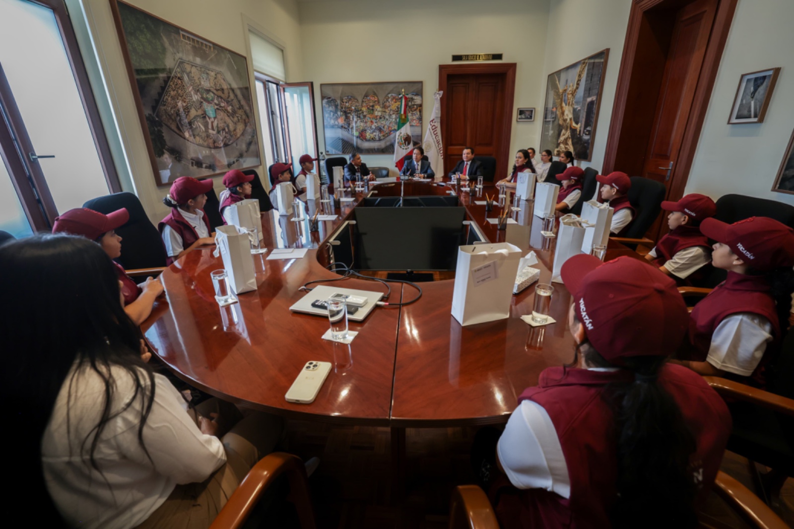 Reconocen a estudiantes yucatecos por su excelencia académica* 