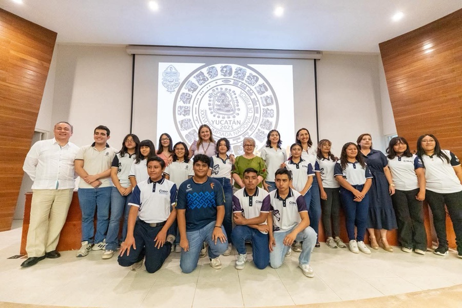Cecilia Patrón atestigua premiación de la fase estatal de la Olimpiada de Física