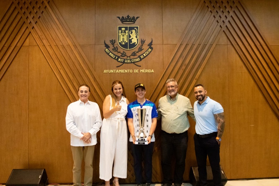 Comparte con Cecilia Patrón su más reciente triunfo el piloto de Nascar Carlos Novelo