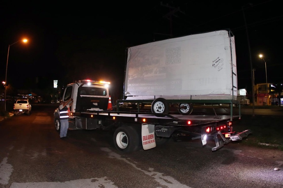 Mérida ordena sus calles: retiran vallas publicitarias, autos irregulares y abandonados
