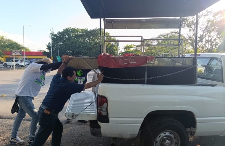 El Ayuntamiento de Mérida retira puestos sin permisos que obstruyen la vía pública