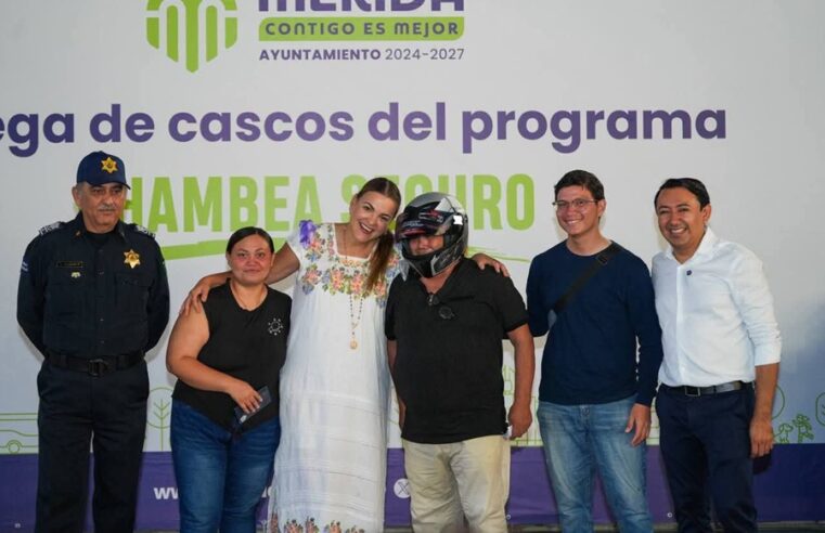 Cecilia Patrón entrega cascos durante la segunda etapa del programa ‘chambea seguro’: