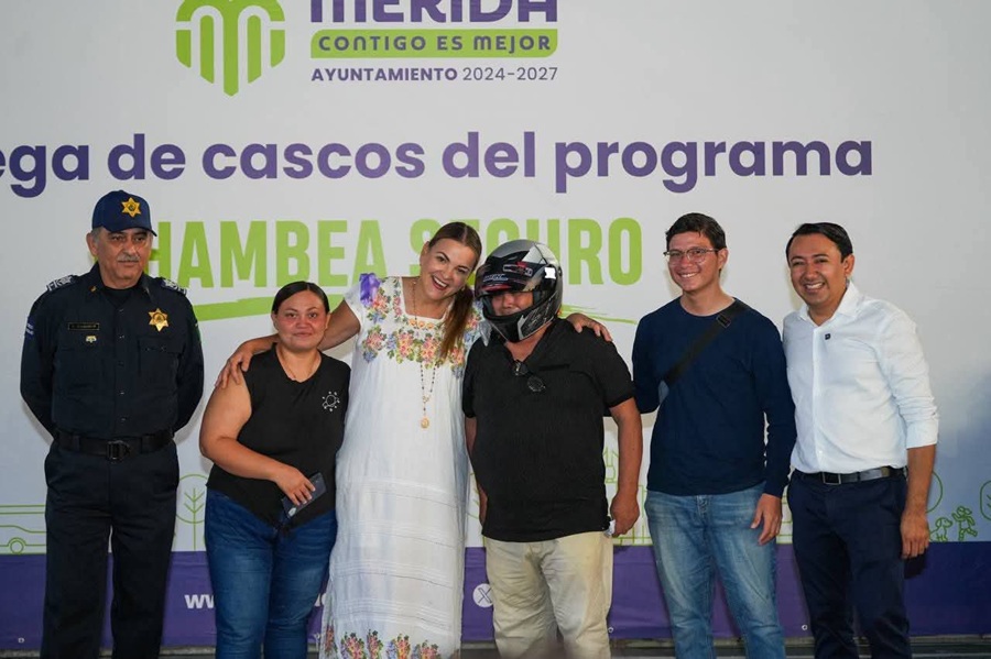 Cecilia Patrón entrega cascos durante la segunda etapa del programa ‘chambea seguro’: