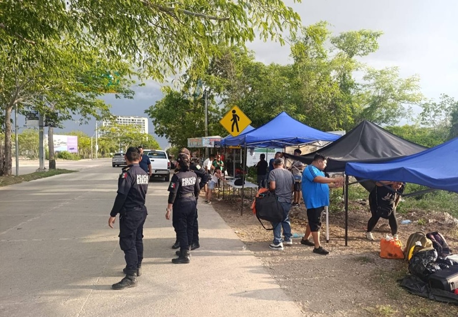Ayuntamiento de Mérida libera de ambulantes la avenida de plaza La Isla