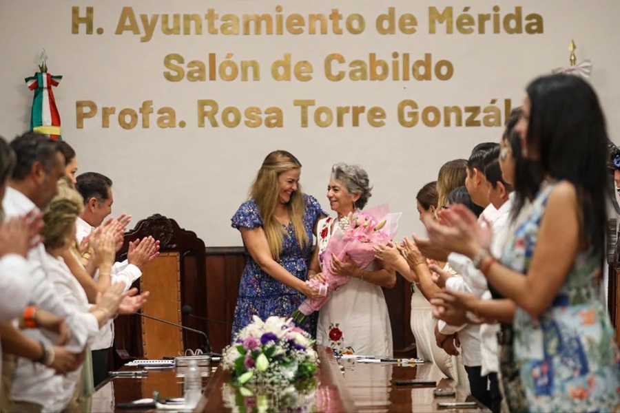 Ayuntamiento de Mérida entrega la Medalla “Rosa Torre González” a Bertha Elena Munguía