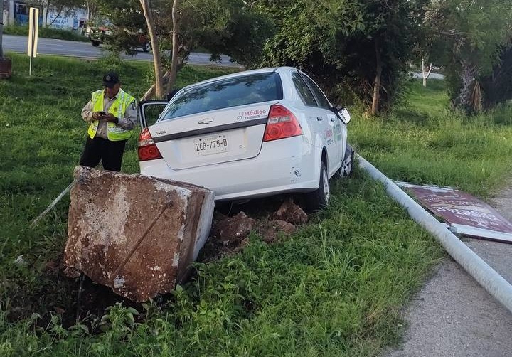 Se accidenta un vehículo del Ayuntamiento de Mérida