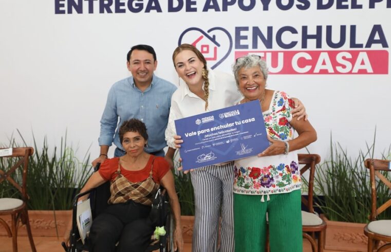 Entrega Cecilia Patrón apoyos de “Enchula tu casa” a adultos mayores