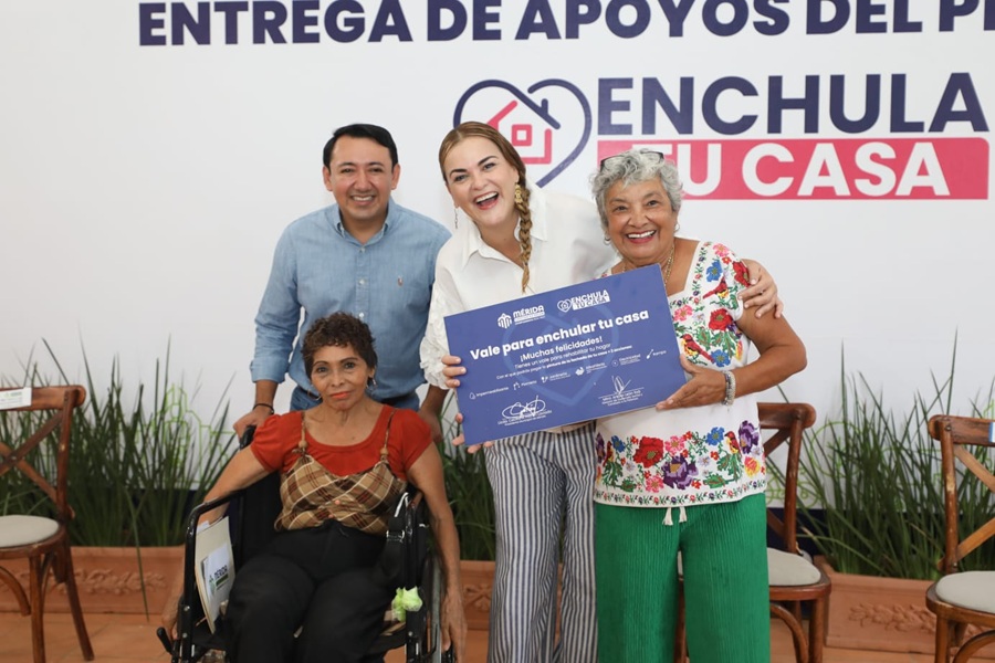 Entrega Cecilia Patrón apoyos de “Enchula tu casa” a adultos mayores