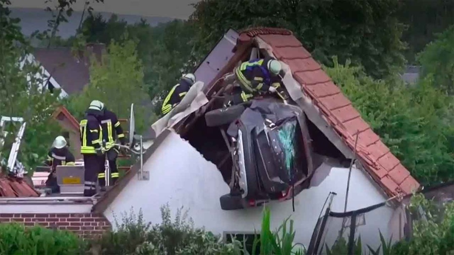 Carro vuela tras atropellar a niño y acaba empotrado en el techo de una casa