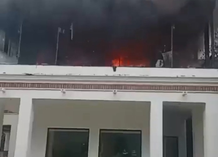 Queman la casa de El Bronco, ex gobernador de Nuevo León