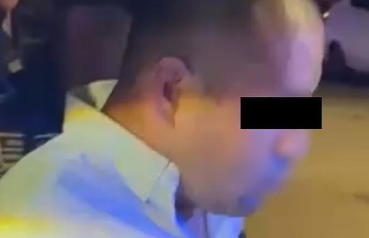 Ebrio choca a un motociclista y al tratar de huir deja un rastro de destrucción