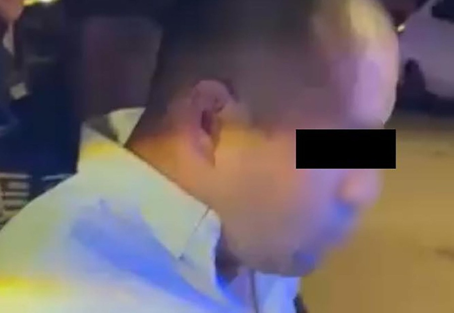 Ebrio choca a un motociclista y al tratar de huir deja un rastro de destrucción