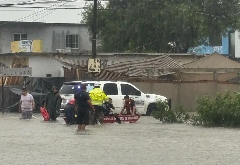 Salva a su hija de morir ahogada en un drenaje, pero lo arrastra la corriente y muere