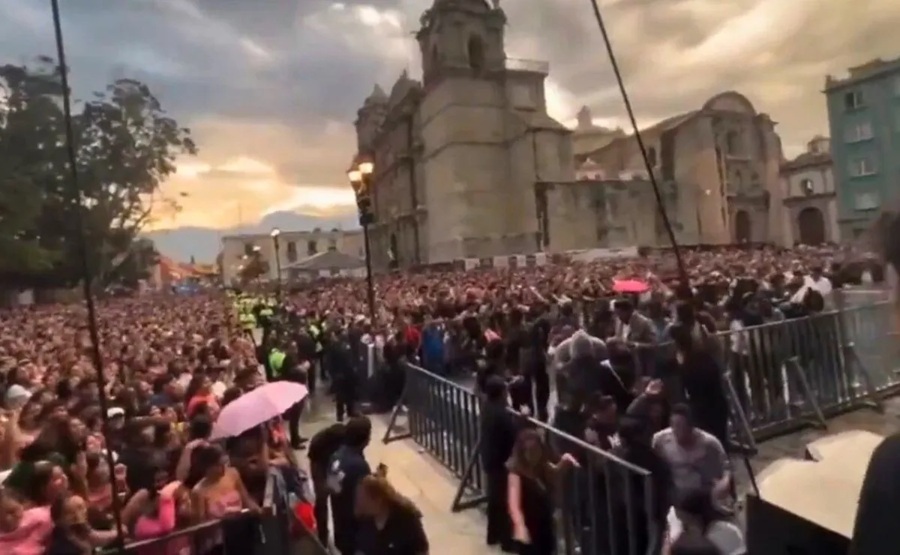 Funcionarios reservan área VIP en concierto gratuito; los corrieron a botellazos