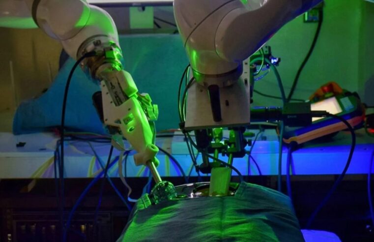 Un robot entrenado con IA opera una vesícula biliar sin ayuda humana