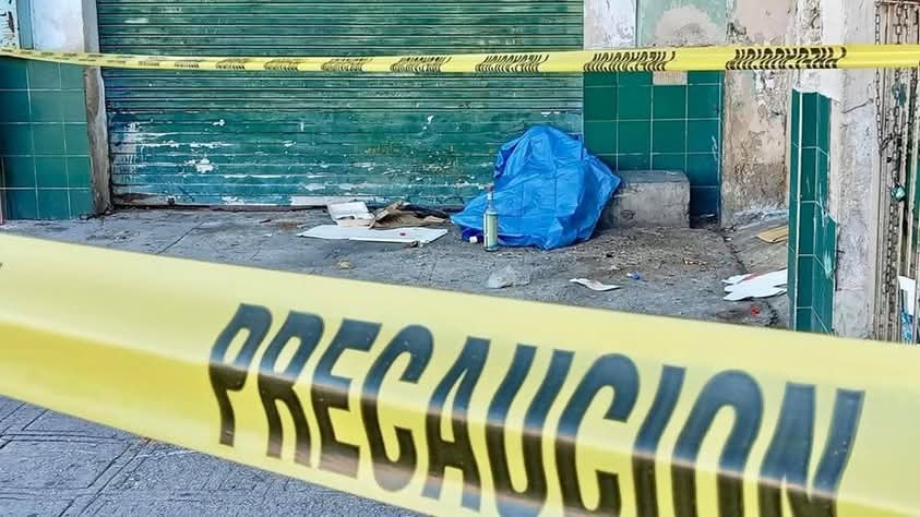 Muere indigente en el estacionamiento de los cargadores del Nercado