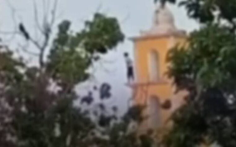 Campechano se sube a torre de La iglesia de Halachó porque «voces» le decían que podía volar