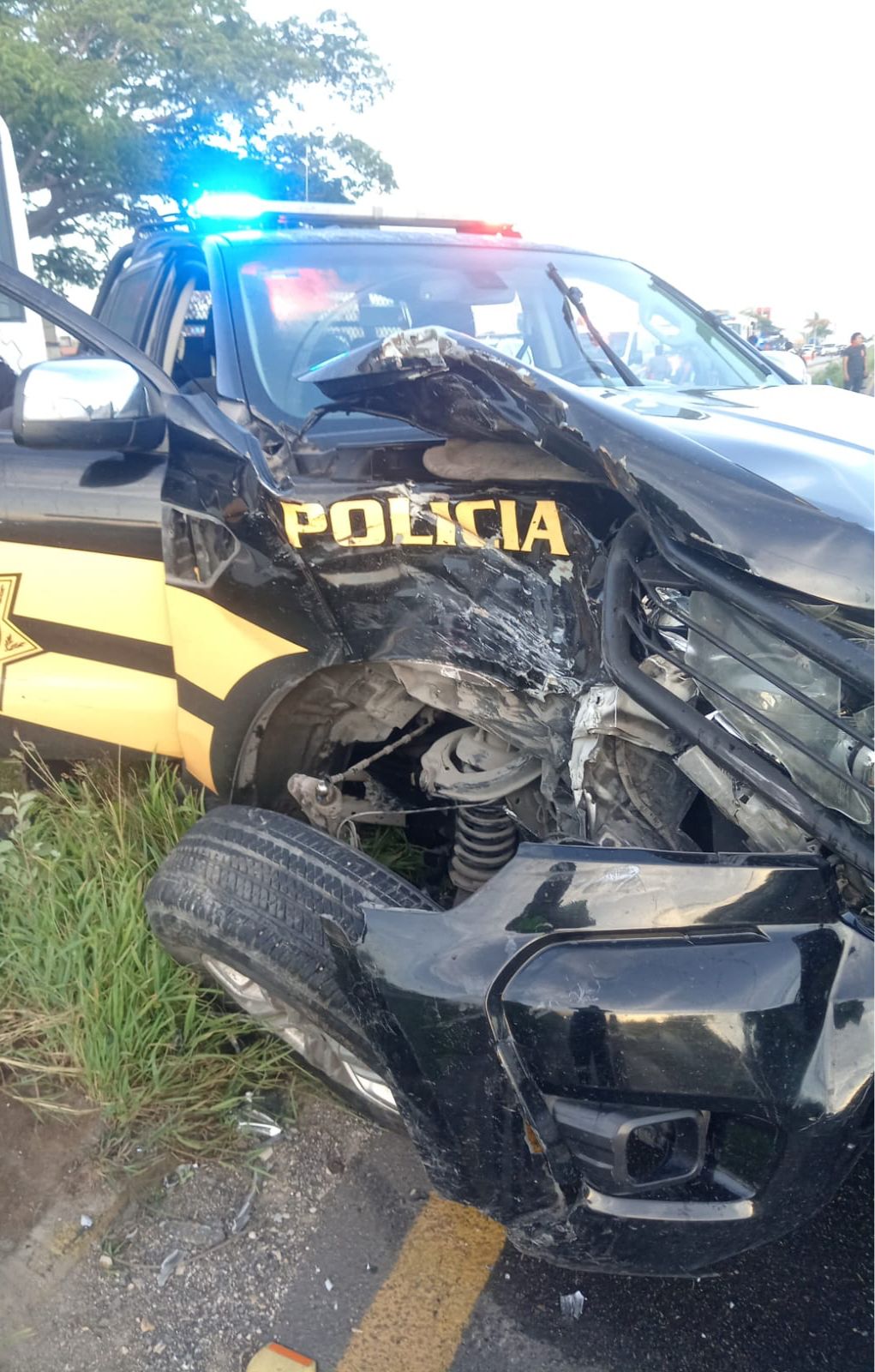 Choque entre taxi colectivo y camioneta de la SSP deja varios lesionados