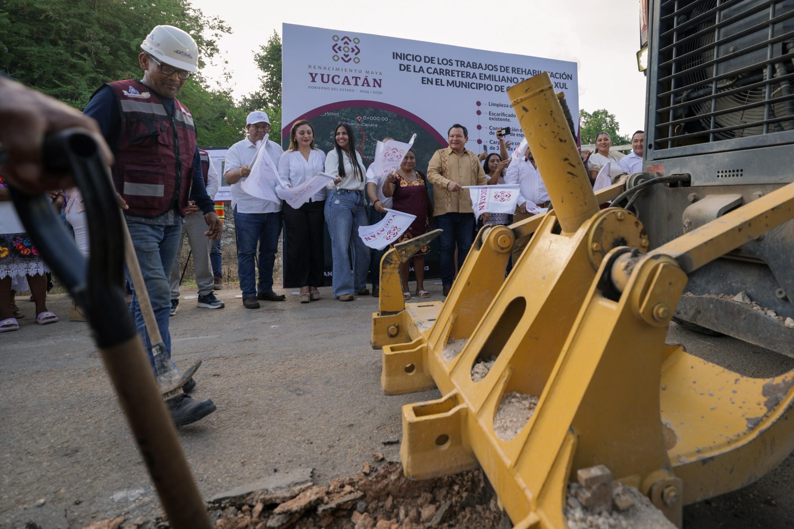 Díaz Mena saca del abandono carretera de Oxkutzcab