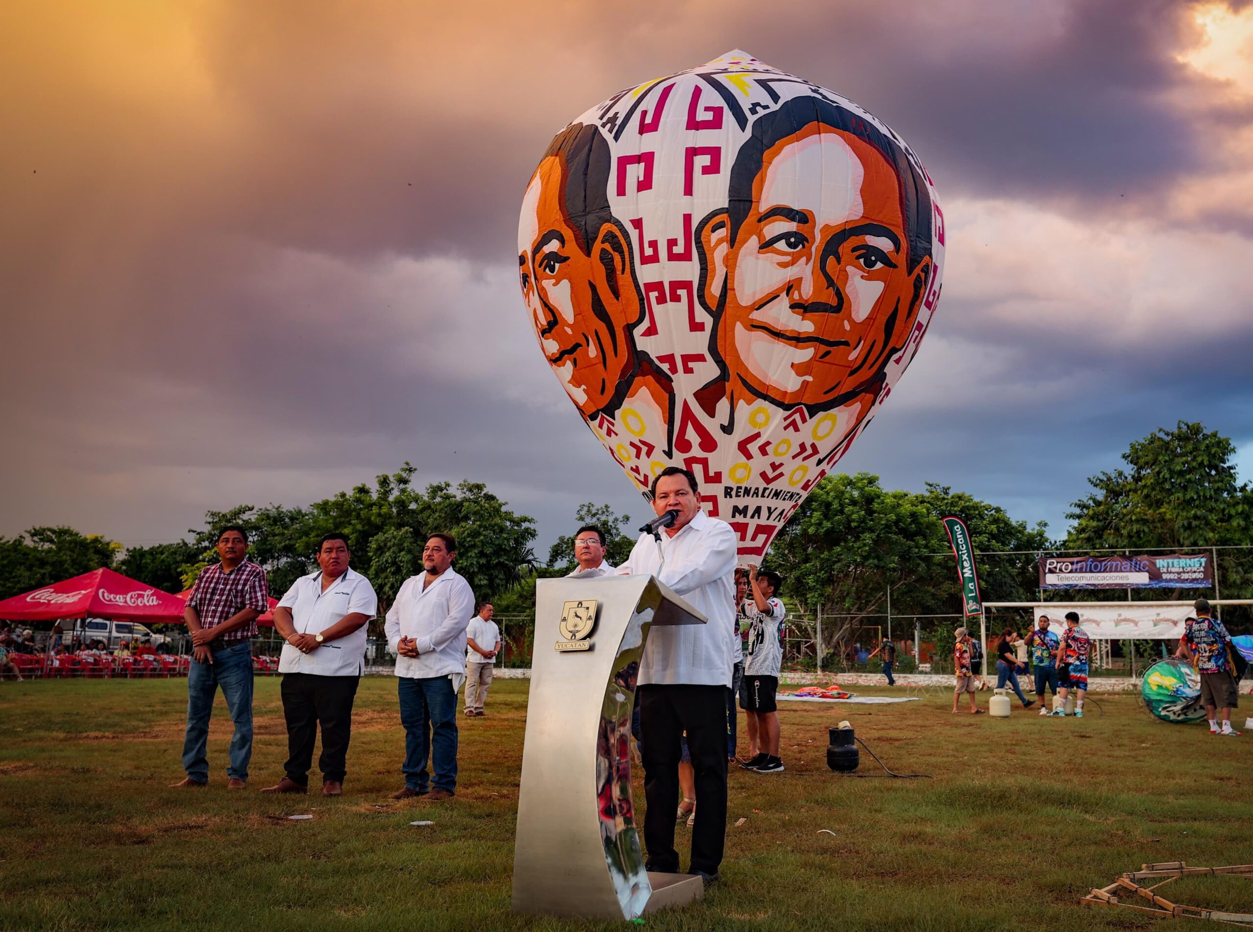 Tahmek se ilumina con globos de papel en su séptimo festival