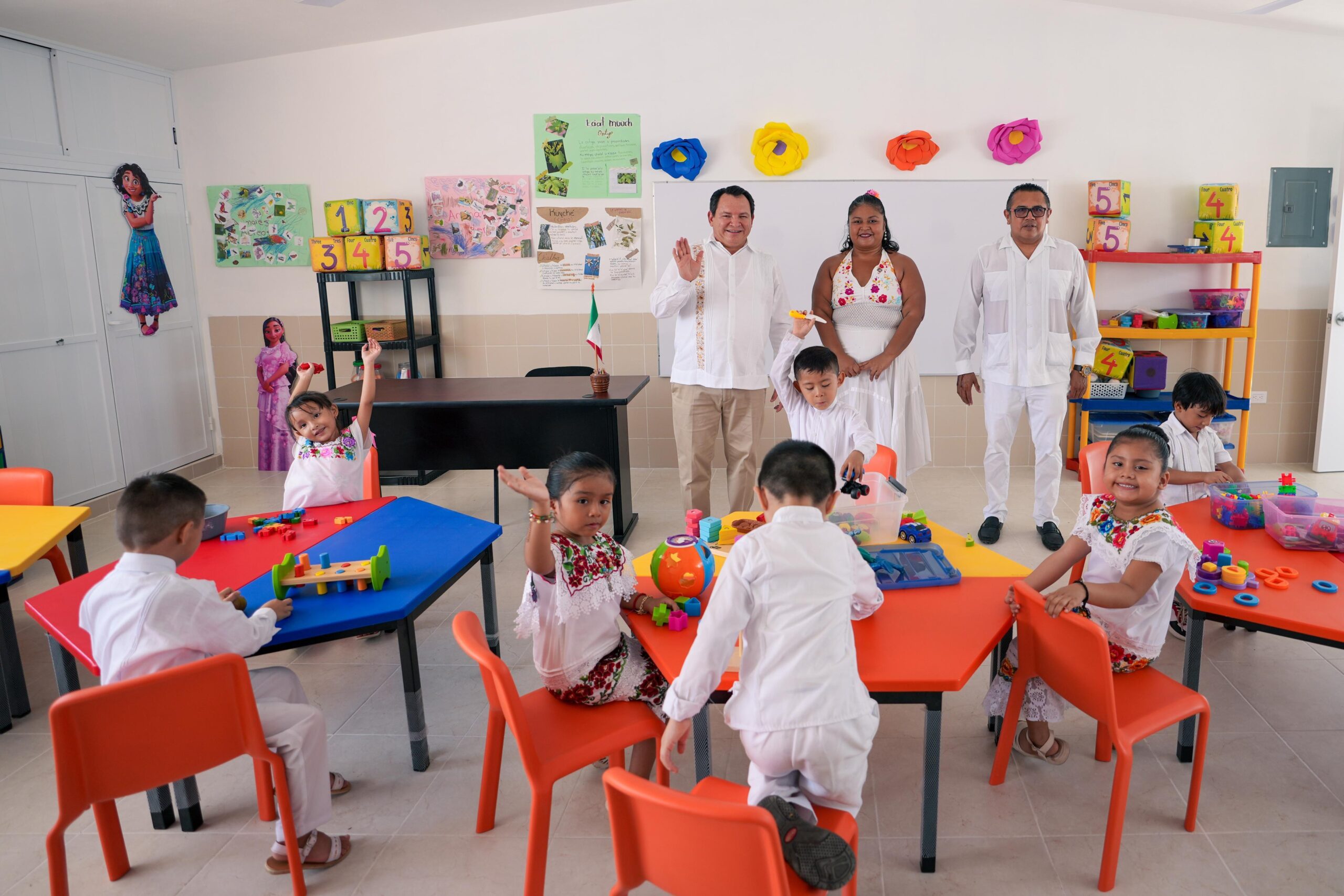 .huacho Díaz cumple a estudiantes del preescolar “Cuitláhuac”, de Tixcacal
