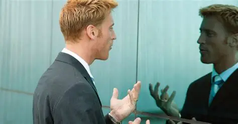 Qué significa que una persona hable sola en voz alta, según la psicología