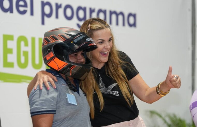 Cecilia Patrón cuida a repartidores de aplicaciones con la entrega de más de 500 cascos